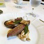 252819450 - 【メイン】
                        鹿モモ肉のステーキ
                        粒マスタードとどんぶりのソース
                        ナスのローストにアリッサ