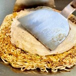 お好み焼き 鉄ちゃん - 店主の丁寧で繊細な小手捌きでハイボール3杯は呑めます