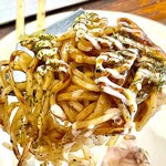 お好み焼き 鉄ちゃん - 小手で持ち上げてパクリ　ああ今すぐ食べたいｗ