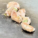 お好み焼き 鉄ちゃん - 長芋の豚肉巻きがじわじわと焼けていくところを眺めながらハイボールが進みます