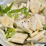 お好み焼き 鉄ちゃん - 蕪サラダ　これもワイフの好物　あれば絶対お願いします