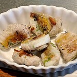 お好み焼き 鉄ちゃん - こんがりジューシーな焼き上がり　しゃりしゃりでジュワッと脂を感じる摘みです