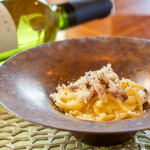 Karuizawa Ristorante Kobayashi - 羅馬風卡邦尼拉是餐後的完美選擇。採用不添加鮮奶油的基本風格。搭配自製的豬頸肉，並加入豐富的帕爾馬乾酪和佩科里諾起司。可免費加量至100克，根據顧客的食量提供。