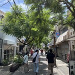 お好み焼き 鉄ちゃん - 結構街路樹が茂っていて木陰もあって快適です