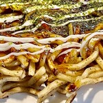 お好み焼き 鉄ちゃん - このそばの焼き加減！！　百聞は一見に如かずです