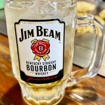 お好み焼き 鉄ちゃん - そしてこちらも主役を張り続けるハイボール濃いめさん　JIM BEAMのジョッキですけど角ハイボールです