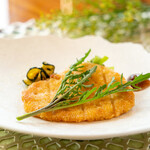 Karuizawa Ristorante Kobayashi - 傳統的米蘭風炸豬排通常使用小牛肉，但我們特別選用信州的『戶屋原農場』所產的信州黃金雞。