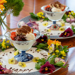 Karuizawa Ristorante Kobayashi - 甜點以小巧的冰淇淋杯呈現。以自家製牛奶冰淇淋和提拉米蘇為基底，並加入當季水果。加收￥500可提供紀念日專屬盤。