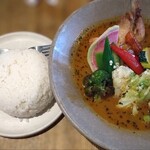 ポニピリカ - 皮がパリッとしたチキンと野菜のカレー