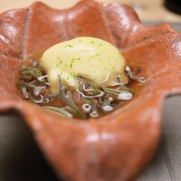 徳ㇵ本也 - トウモロコシ豆腐にはジュンサイとトマト、オクラ、車海老、ミョウガ、これらを餡掛けで。