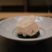 徳ㇵ本也 - お造りとしてオコゼ。卵と皮を調理して酢漬けのレンコンと一緒に。