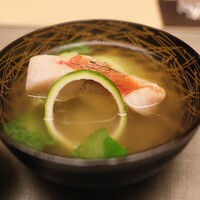 徳ㇵ本也 - お出汁は金目鯛と賀茂茄子、蒼柚子の輪。