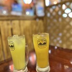 あらかきタコス - 左:シークァーサージュース、右:マンゴージュース