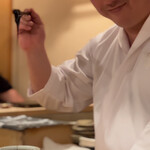 登喜和鮨 - 穴子のツメを披露