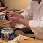 登喜和鮨 - ツメを塗る