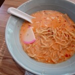 ラブレイク - 茶色（すり胡麻❔）と赤の斑点（唐辛子）の山を崩すと
おおっ❕
辛さマシマシになってピリ辛が牙をむき出す

辛い方が僕的にはより好みで美味しい味わいになるなあ♪