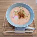 ラブレイク - ●ピンク担々麺　900円

この担々麺を注文すると
◯飛騨牛入りドテ丼ハーフセット　＋300円
を注文出来るのだけど
このおっさんは他にもピンクの料理を見たい
（食べたいではない❔笑）ので