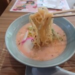ラブレイク - 麺は製麺所の麺❔だろうけれど普通にモッチリ感もある

スープを一飲みしてみると
タップリな胡麻が使われているであろう
豆乳、味噌❔ベースな豚骨で美味しい味わい

マトモな担々麺な味わいじゃないか❕