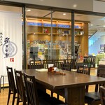 瀧さわ家 - 店内からは図書館が見える