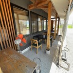 新美商店 - 屋外のテーブル席