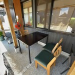 新美商店 - 屋外のテーブル席