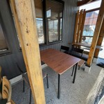 新美商店 - 屋外のテーブル席