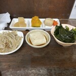 うまいものや - 小鉢4品と付け合わせ。