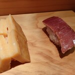 弁天山美家古寿司 - 玉子と鮪醤油漬け
