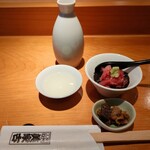 弁天山美家古寿司 - マグロの生姜煮と自家製海苔の佃煮まぐろ添え
                                
                                