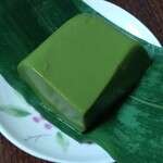 秀月堂 - 抹茶くず餅　抹茶特有のしょっぱいような味わいで、美味しい　今シーズン最後の1個がこちらの画像のヤツです☺堂々とした抹茶色です　次回は来年までのお楽しみです