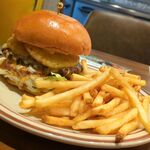 GOOD MUNCHIES 新宿御苑本店 - ゴルゴンゾーラパイナップルチーズバーガー本当なら2453円