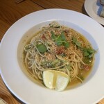 マザームーンカフェ - オイルサーディンと自家製セミドライトマト、大葉のスパゲティ 香草パン粉がけ(大盛り)（季節のスープ・フォカッチャパン付）