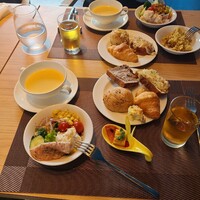 Restaurant al camon - 手前は、リンゴジュース。スープは、トウモロコシとじゃがいものポタージュでしたか、とても美味しかったです。