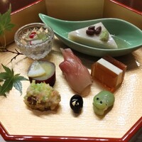 京懐石 美濃吉 そごう横浜店 - 前菜盛り合わせ。手前の左右はあじさいとカエルを模してるそう