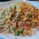 中華料理 新華月 - 五目チャーハン(ハム、チャーシュー、グリンピース、長ネギ、カニフレーク、卵)･･･油が多く炒めがもうひとつ足りない。
