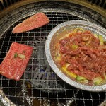 焼肉 鶯谷園 - 焼きユッケ
