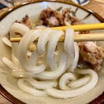 うどん酒場 でべそ - 太めの伸びコシのあるムニムニ食感の美味しいうどん