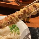 大阪釆なりうどん きらく - ちくわ天、にゅ〜〜ん！