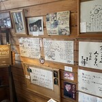 魚山人 - 入り口にはたくさんのサインやお礼のお手紙など