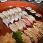 魚山人 - 握りは古代米で