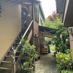 魚山人 - 手作りの建物の2階に店舗が