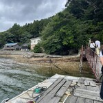 魚山人 - 目的地に着くと桟橋を渡って住居兼お店へ向かいます