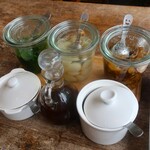 ブラウンオニオンカレーファクトリー - 卓上備品の様子。