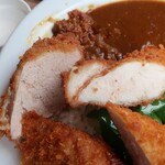 ブラウンオニオンカレーファクトリー - ・「2種のカレー ミックスカツ(¥1680)」のかつアップ。