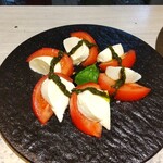 Princess Cheers Cafe - トマトとモッツアレラチーズのカプレーゼ
