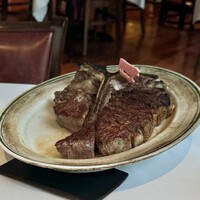 ウルフギャング・ステーキハウス 福岡店 - デカい。これで400gらしいけれど、骨があるからかIVANKOの5kgプレートくらいに見えた。