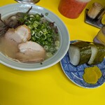 味心 - 塩とんこつ きくらげラーメン　790円　　　おにぎり　220円