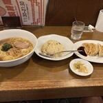 龍峰 - ラーメン半チャーハンと餃子