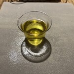 ともすけ - 突き出しがわりに、サフラン入りのスープ