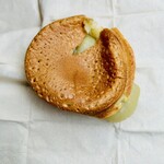 菓匠 果寿庵 - いもあん　半分に割ろうとしたらあんが溢れた　初めて食べましたが美味しいです